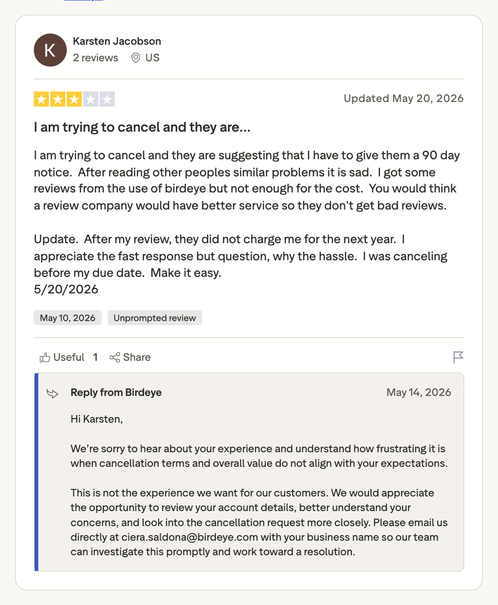 Avis Trustpilot où le client dit que Birdeye voulait 90 jours de préavis, mis à jour neuf jours plus tard pour dire qu'ils n'ont pas été facturés pour l'année suivante