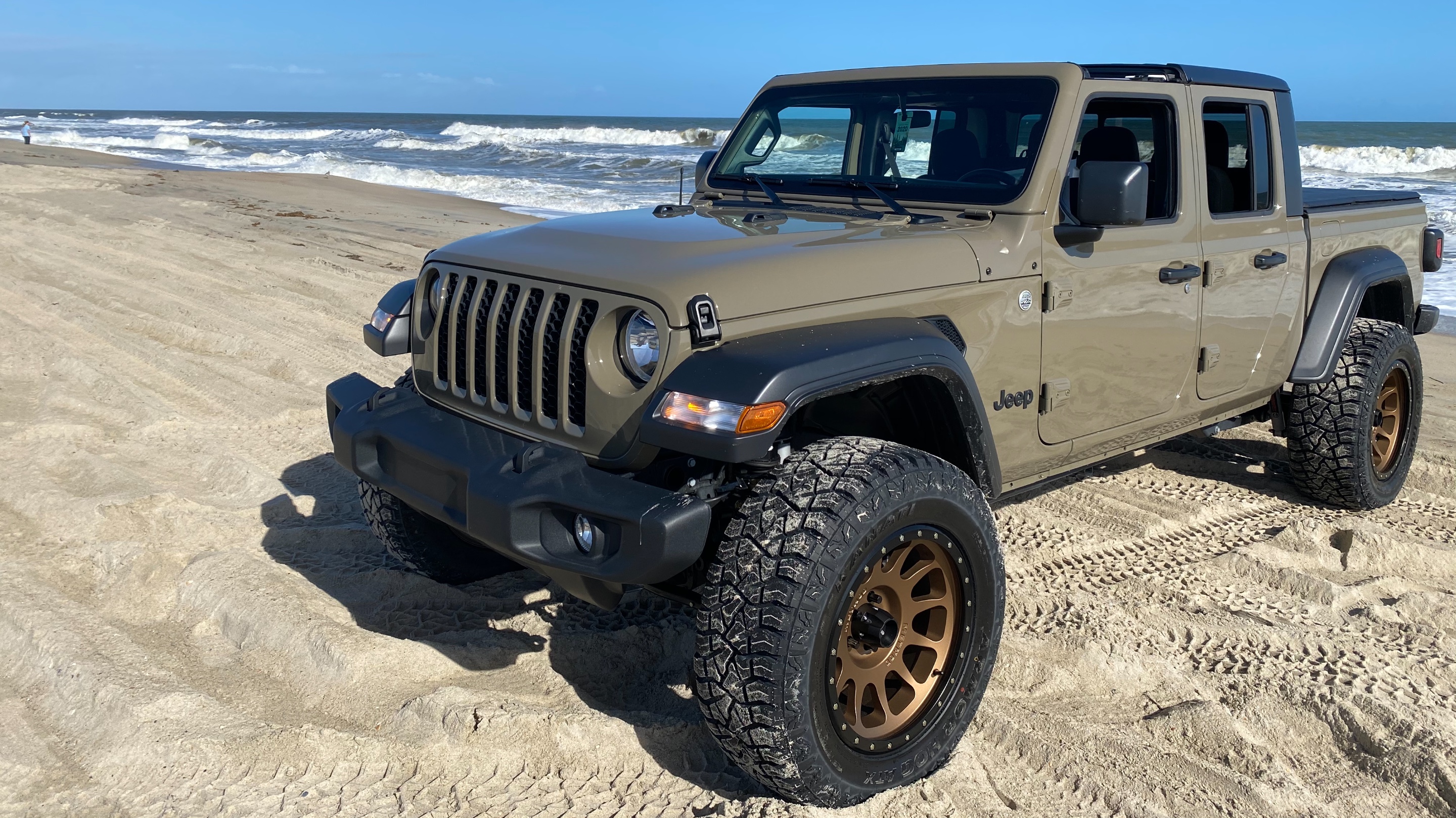 I'm in the market for a new Gladiator and sad to see that Gator green is no  longer an option. What a beautiful specimen. : r/JeepGladiator