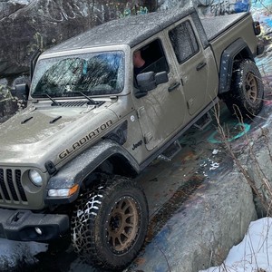 Got my Gator Overland of the lot today! Bailed on the build I was doing  since it was taking too long. Lovin it! : r/JeepGladiator