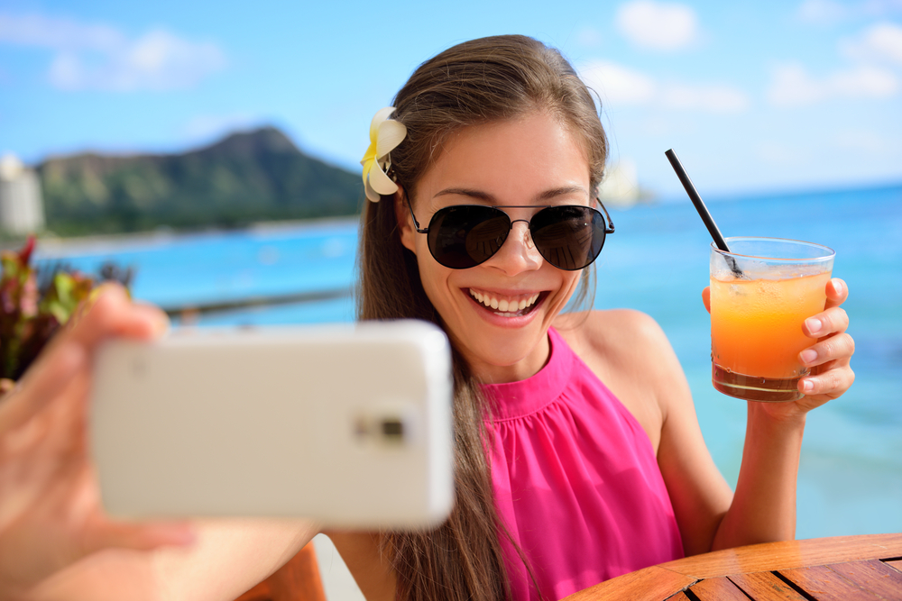Slappna av med en selfie och en juice på stranden