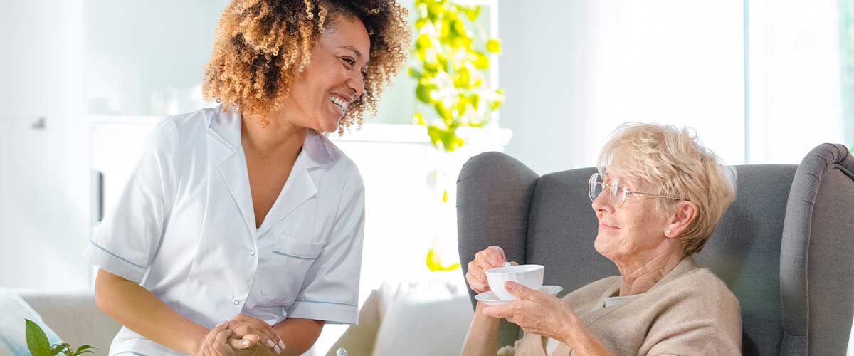 RGOAKS_May_Blog_1b Nurse with older woman in her senior living home