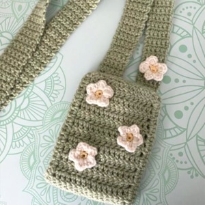 Strawberry Crossbody Phone Bag: Crochet pattern