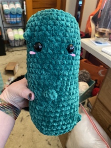 I luv pickles <3 🥒 pattern by @babycakesstudios yarn: chenille home b, crochet  pickle tutorial