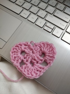 heart granny square book sleeve: Crochet pattern