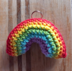 Crochet Tutorial - Rainbow Keychain (subtitles in English and Spanish) 