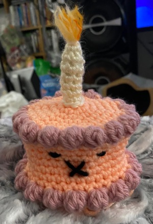 crochet birthday cake pattern (beginner friendly!)