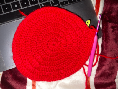 Strawberry bucket hat / sun hat crochet pattern by Crocheigh