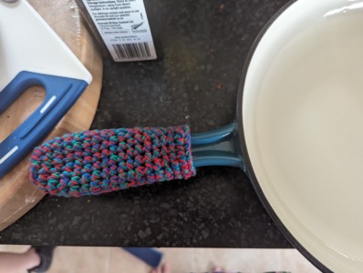 Cast-iron Handle Cover - Yarndrasil - Free Crochet Pattern