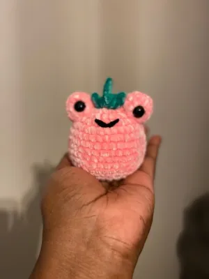 Plush Frog with Heart Free Amigurumi Crochet Pattern