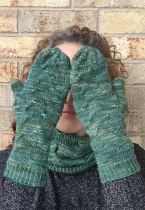 Càbaill Mittens and Cowl