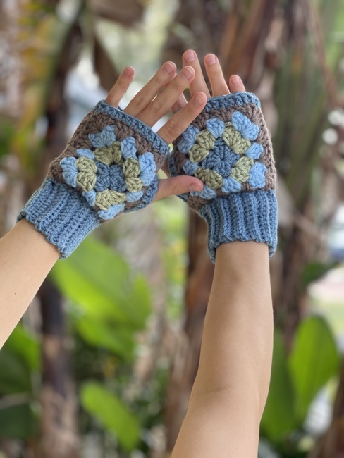 Granny Square Stripes Fingerless Gloves