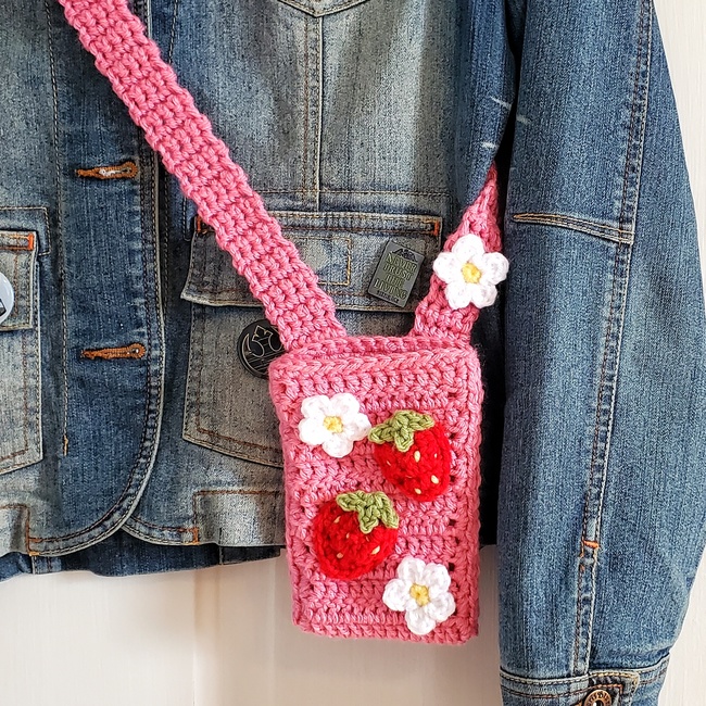 Strawberry Crossbody Phone Bag: Crochet pattern | Ribblr