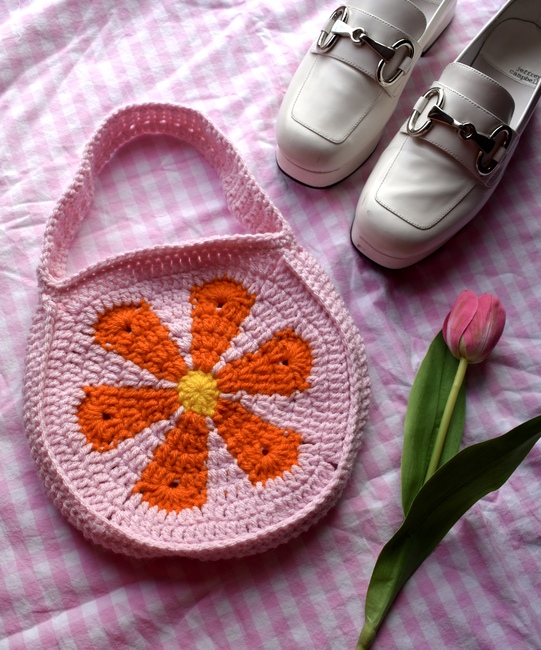 Made a flower purse for my daughter : r/crochet