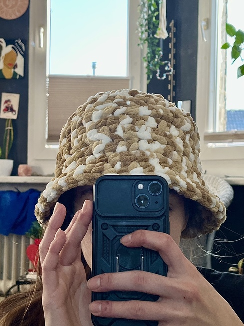 FREE fluffy Leo bucket hat: Crochet pattern