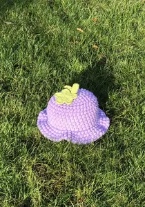 Grape bucket hat / sun hat crochet pattern by Crocheigh