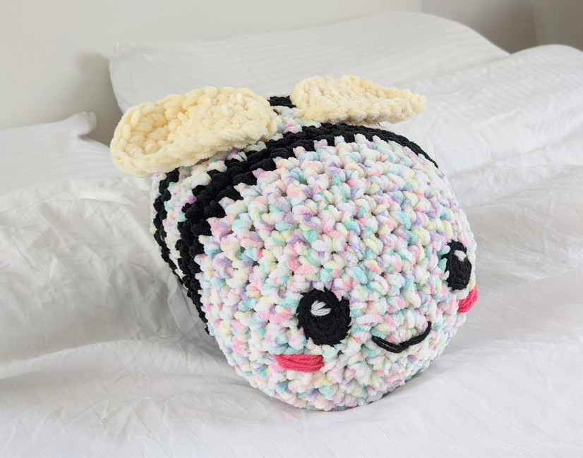 Chunky crochet bee pattern: Crochet pattern | Ribblr