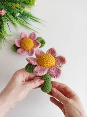 Crochet flower pattern, easy crochet tutorial, crochet baby rattle