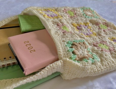 Make a #crochet #grannysquare #bookcover with me! #craft