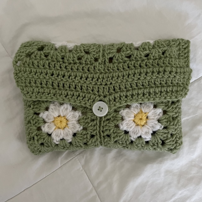 daisy granny square book sleeve: Crochet pattern | Ribblr