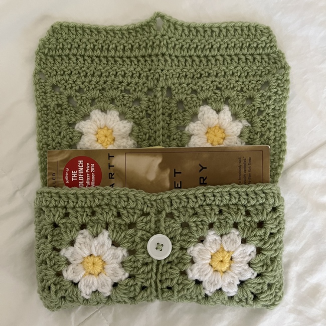 star granny square book sleeve: Crochet pattern