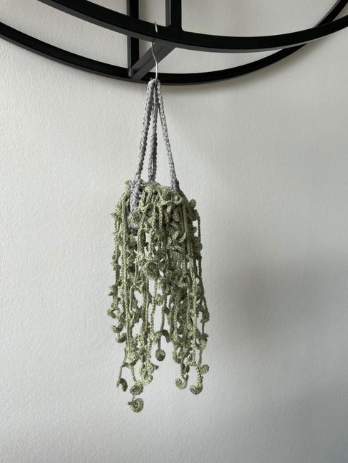 Trail of buds hanging plantvines: Crochet pattern