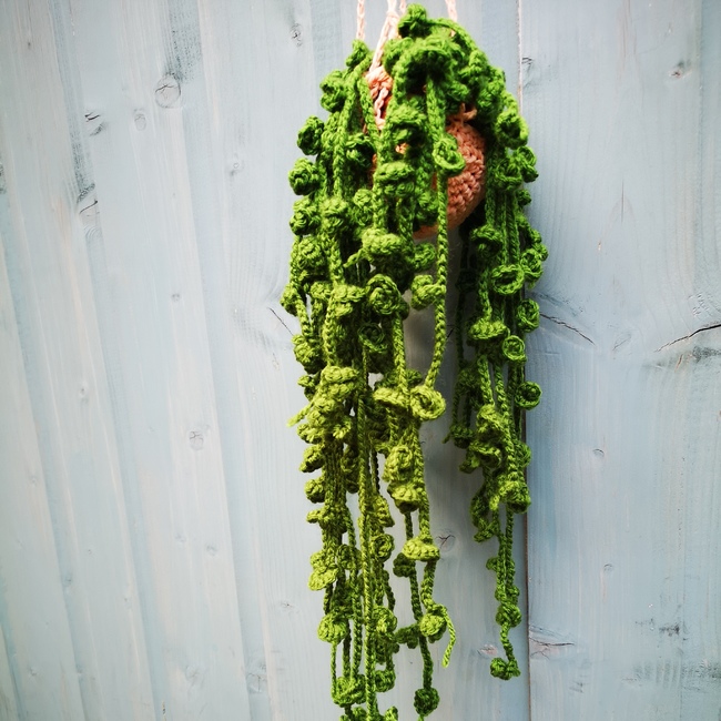 Trail of buds hanging plantvines: Crochet pattern