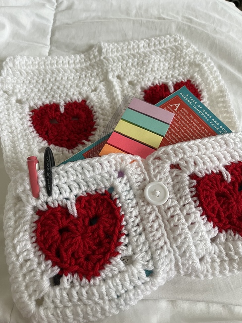 heart granny square book sleeve: Crochet pattern