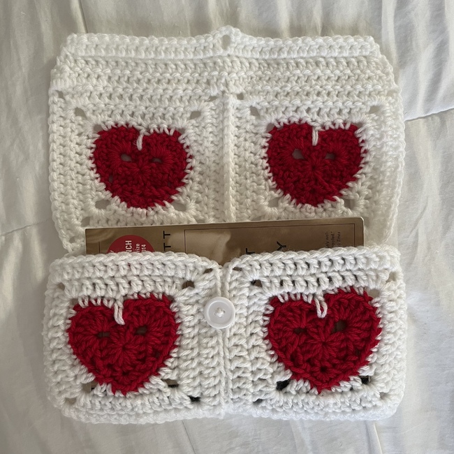 how to crochet a book cover  turn a heart granny square into an adorable  cozy book cover! 