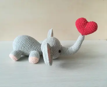 Crochet pattern Elephant with heart