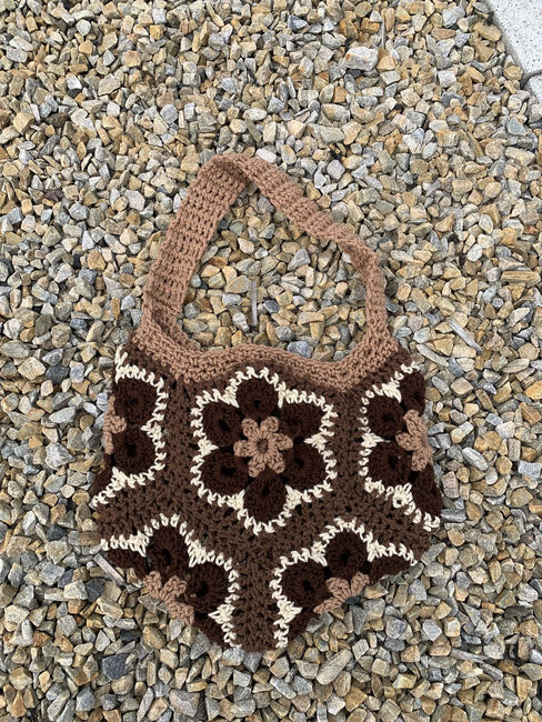 HOTH- a hexagonal daisy granny square tote I made up. I just finished  sewing a lining and hand stitching it in and it's only 4 minutes to  midnight : r/crochet