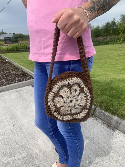 How to Crochet an African Flower Change Purse - Naztazia ®