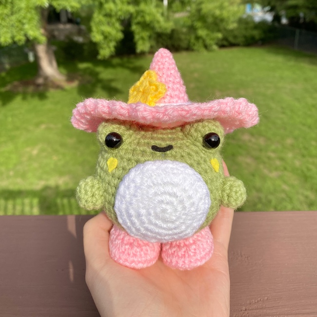 Crochet Kit: Hazel the Autumn Witch – Green Frog