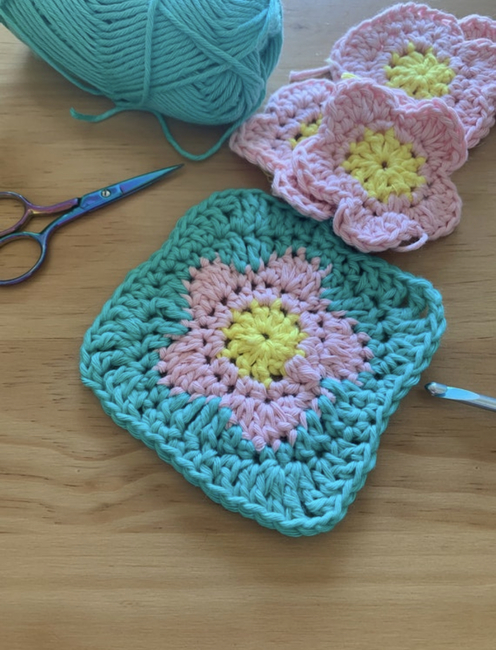 Retro flower granny square: Crochet pattern