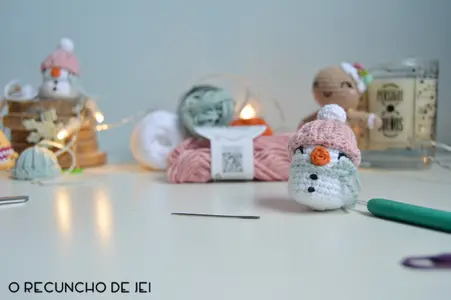 Mini Snowman amigurumi (English)