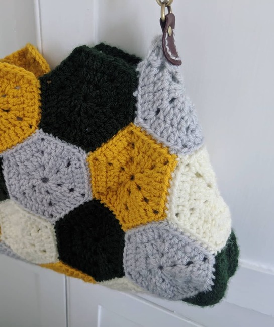 Strawflower Crochet Hexagon Tote, Free Pattern + Video - fiberfluxblog.com