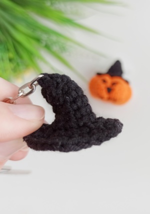 Crochet mini witch hat keychain