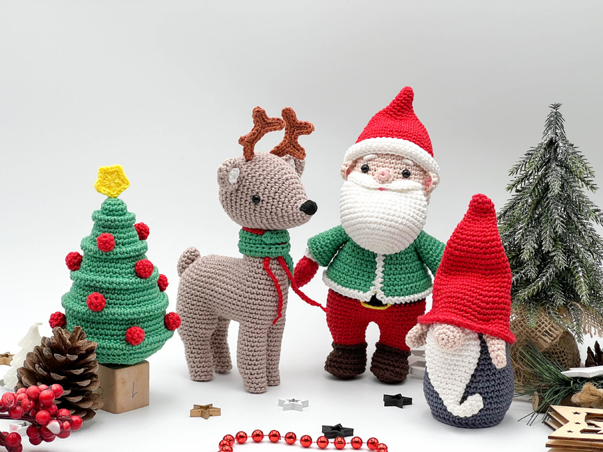 Santa & Reindeer Scarf - Sew Crafty Crochet