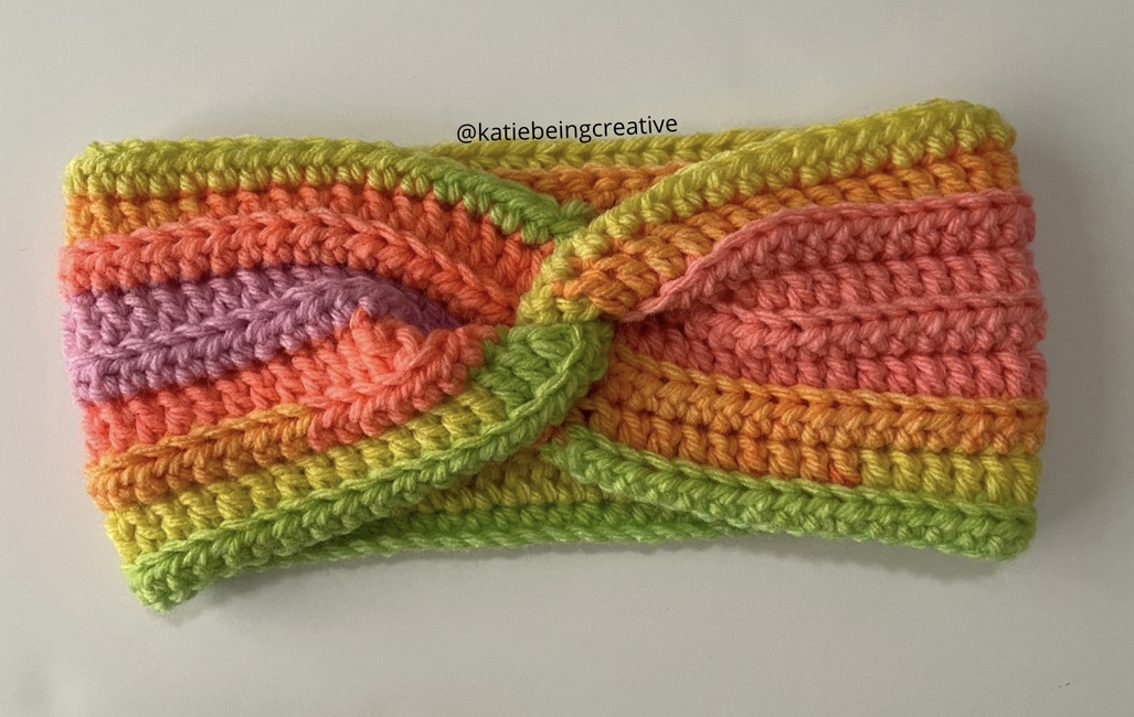 FREE Twisted headband crochet pattern: Crochet pattern