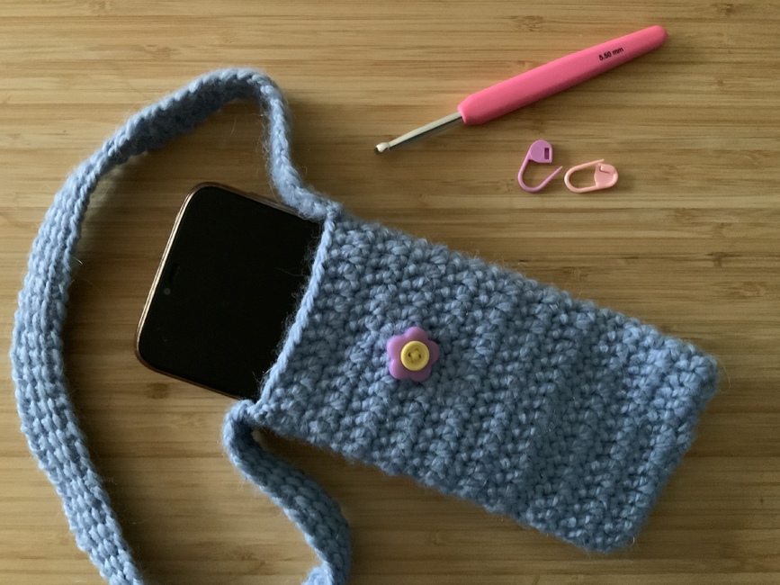 Cute floral phone pouch: Crochet pattern