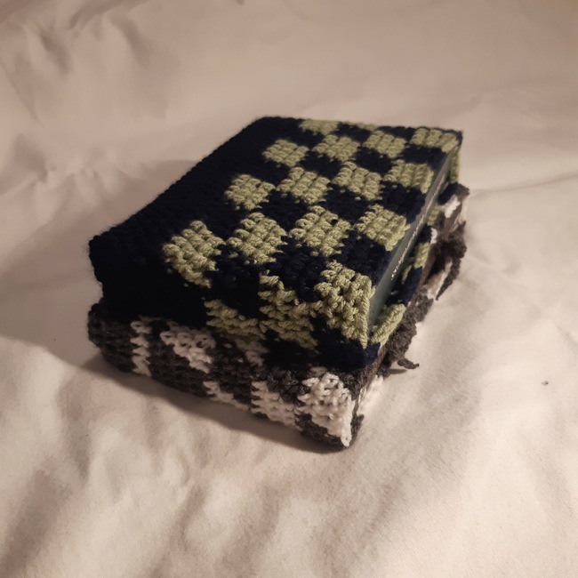 checked book sleeve Crochet