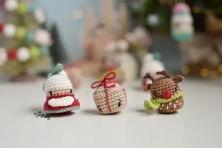 Mini Mrs Claus, Rudolf and gift amigurumi