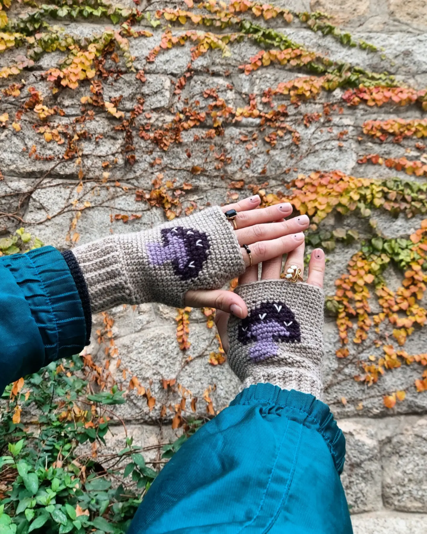 Mushroom hand warmers: Crochet pattern