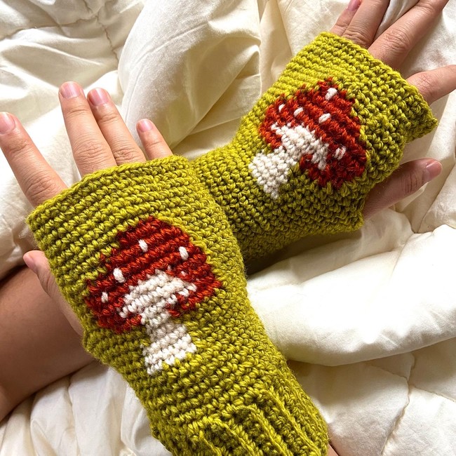 Mushroom hand warmers: Crochet pattern