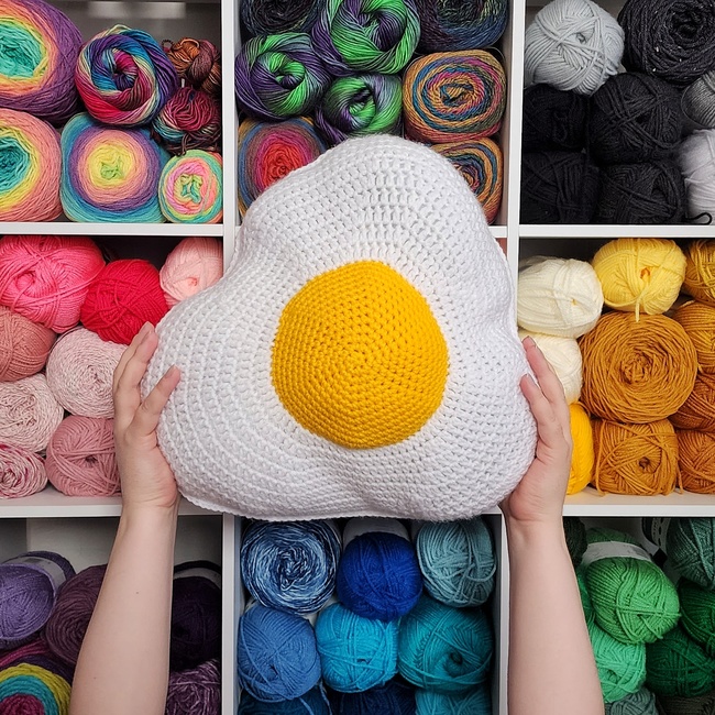 Fried Egg Pillow: Crochet pattern