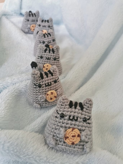 Knitting with Pusheen 