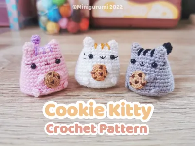 Pusheen Holding Cookie