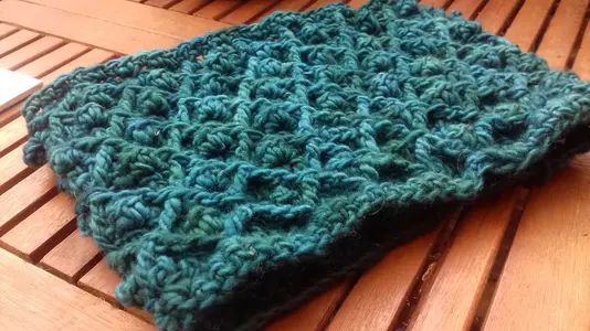 Cross your Bobbles - Crochet Cowl