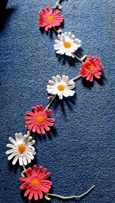 Daisy chain or spring wreath: Crochet pattern