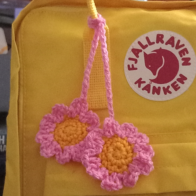 Flower bag charm: Crochet pattern