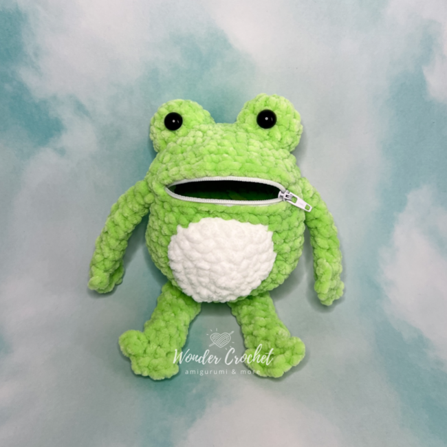 Crocheted frog purse | Coin purse crochet pattern, Crochet frog, Crochet